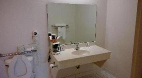 Ένα μπάνιο στο Americas Best Value Inn Kinston