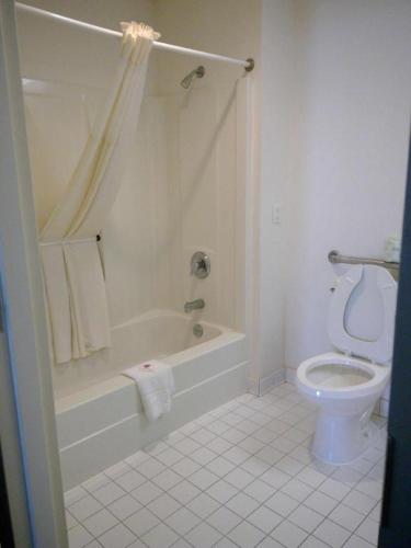 Ένα μπάνιο στο Americas Best Value Inn Kinston