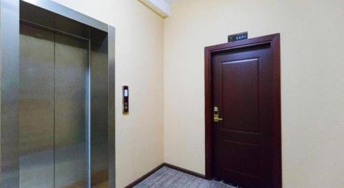 a elevator with a glass door in a room at MEILIZHIYANKING in Shengping