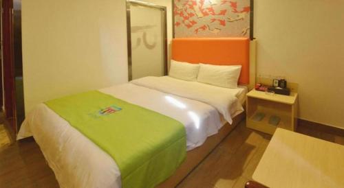 Postel nebo postele na pokoji v ubytování PAI Hotel·Huazhou Bus Terminal
