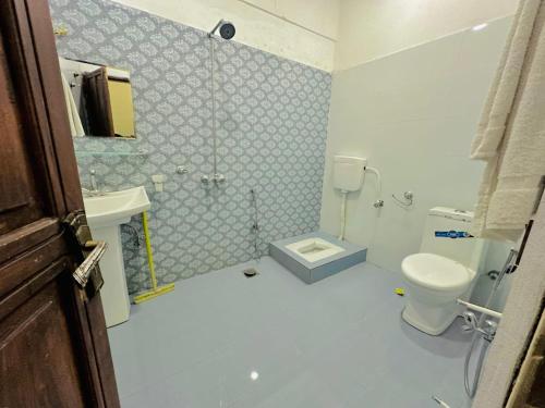 a bathroom with a shower and a toilet in it at Al Yaseen Continental Kalam in Kalām