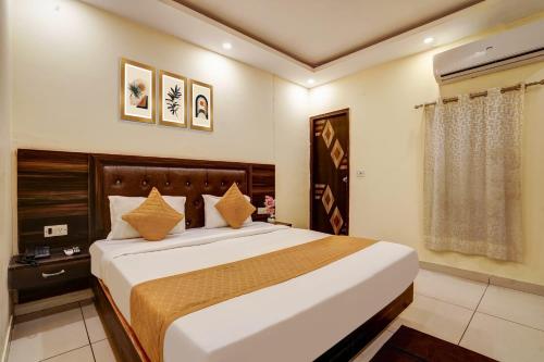 a bedroom with a large bed in a room at Hotel City Lite in New Delhi