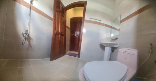 a bathroom with a toilet and a sink at Hotel Long Thành 243 - 酒店 in Long Thành