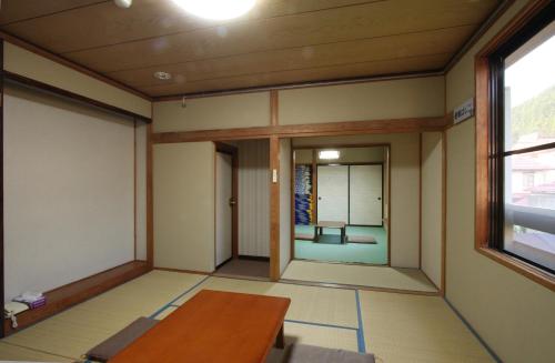 野沢温泉村にある山三荘のテーブルと窓のある空の部屋