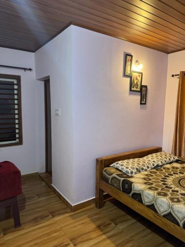 een slaapkamer met een bed in een kamer bij River stream Nest homestay in Madikeri