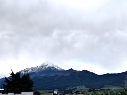 Pemandangan gunung umum atau pemandangan gunung yang diambil dari apartmen