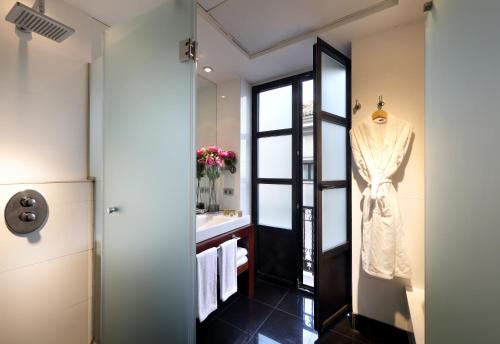 un bagno con accappatoio appeso a una porta di Eurostars Gran Via a Granada
