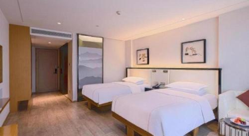 Ένα ή περισσότερα κρεβάτια σε δωμάτιο στο The Hotel V Nanjing Confucius Temple