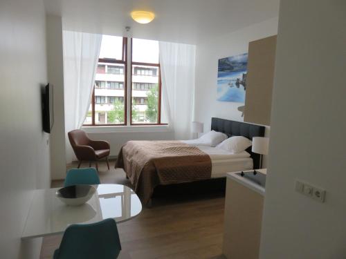 Habitación de hotel con cama y ventana en Iceland Comfort Apartments by Heimaleiga, en Reikiavik