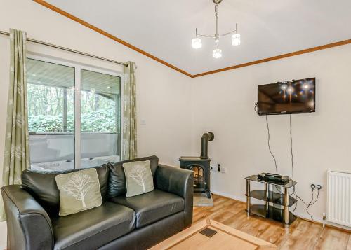 Televisyen dan/atau pusat hiburan di Quarry Walk Lodges