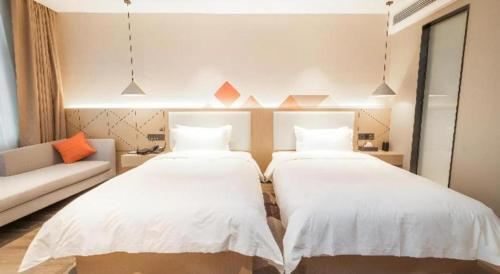 Ένα ή περισσότερα κρεβάτια σε δωμάτιο στο Borrman Hotel Yongzhou High Speed Railway Station