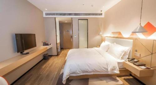 Ένα ή περισσότερα κρεβάτια σε δωμάτιο στο Borrman Hotel Yongzhou High Speed Railway Station
