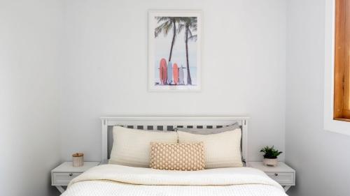 1 dormitorio con 1 cama con una foto de palmeras en Azure Drift, en Balnarring