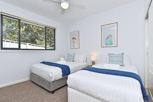 Una cama o camas en una habitación de Lake Escape