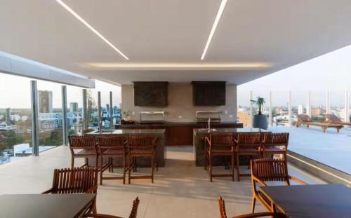 eine Küche und ein Esszimmer mit Stadtblick in der Unterkunft DEPARTAMENTO MODERNO EN EQUIPETROL DE LUJO CERCA DE MALL, SUPERMECADOS, VENTURA MALL y en la zona mas exclusiva de Santa Cruz in Santa Cruz de la Sierra