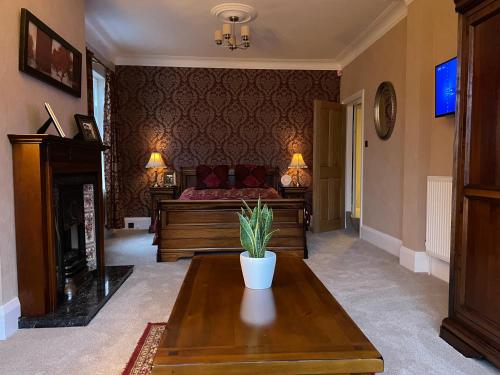 Sala de estar con cama y mesa de centro en Park View Apartment & Rooms, en Scarborough