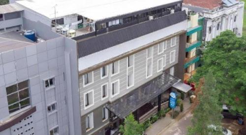 El barrio en el que está el hotel o un barrio cercano