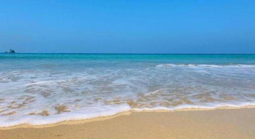 a beach with the ocean and the shoreline at Longbeach Kohphayam in Ko Phayam