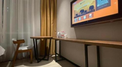 TV a/nebo společenská místnost v ubytování JTOUR Inn Wuhan Textile University
