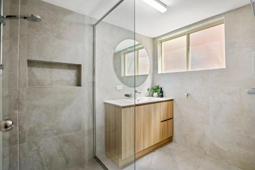 Bilik mandi di Mallory Place Unit 3, 11 Saltair Street, Kings Bea