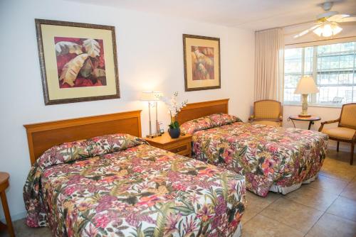 מיטה או מיטות בחדר ב-Shore Haven Resort Inn