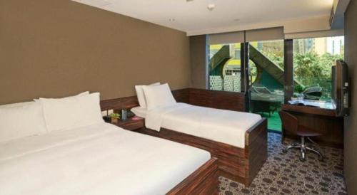 Postel nebo postele na pokoji v ubytování J Link Hotel
