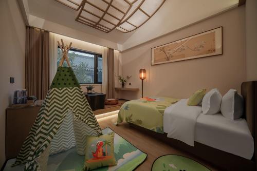 een slaapkamer met een bed met een tent erin bij Huazhu Luxurious Mountain Courtyard Private Hot Spring Resort in Longmen