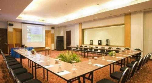 Grand Surya Hotel Kediriにあるビジネスエリアまたは会議室