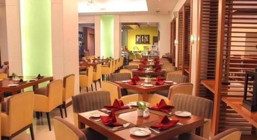 Grand Surya Hotel Kediriにあるレストランまたは飲食店