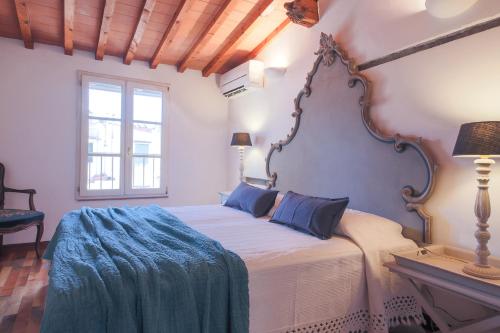 フィレンツェにあるApartments Florence - Carlotta's Homeのベッドルーム1室(青い毛布付きのベッド1台付)