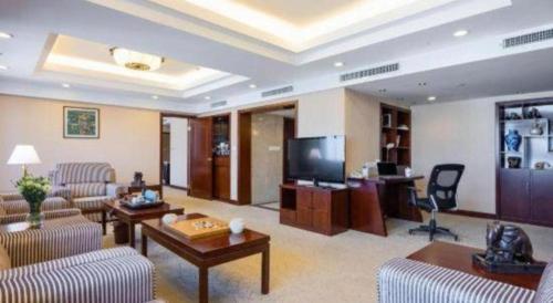 Kunming Jinjiang Hotelにあるテレビまたはエンターテインメントセンター