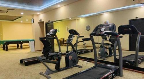 Kunming Jinjiang Hotelにあるフィットネスセンターまたはフィットネス設備