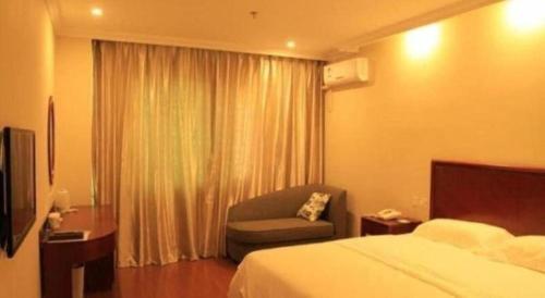 Postel nebo postele na pokoji v ubytování GreenTree Inn Beijing East Yizhuang District Second Kechuang Street Express Hotel