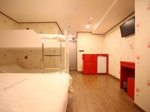 Postel nebo postele na pokoji v ubytování Myeongdong Mom House