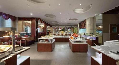 a restaurant with a buffet line in a restaurant at Shenzhen Hanyong Hotel Fuyong Branch in Shenzhen