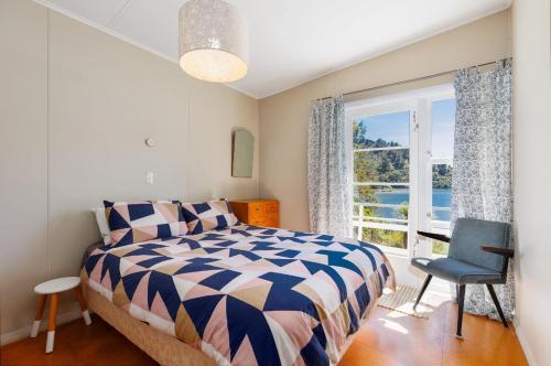 Ένα ή περισσότερα κρεβάτια σε δωμάτιο στο Waterfront Marlborough Sounds Retreat - 15min drive from Picton