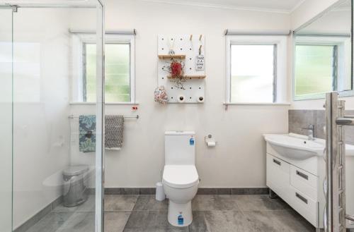 Ένα μπάνιο στο Waterfront Marlborough Sounds Retreat - 15min drive from Picton