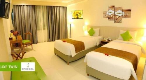 Кровать или кровати в номере Fovere Hotel Palangkaraya
