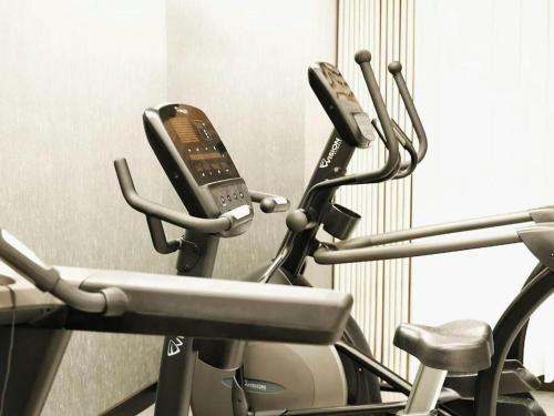 Fitness centrum a/nebo fitness zařízení v ubytování Jinjiang Metropolo Shaoxing Keqiao Wanda Plaza