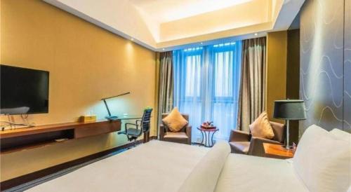 TV a/nebo společenská místnost v ubytování Jinjiang Metropolo Shaoxing Keqiao Wanda Plaza