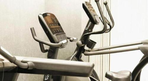 Fitness centrum a/nebo fitness zařízení v ubytování Jinjiang Metropolo Shaoxing Keqiao Wanda Plaza