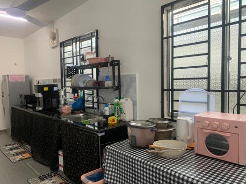 Kuchyň nebo kuchyňský kout v ubytování FAs KLIA Guesthouse Near KLIA