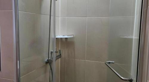 une douche avec une porte vitrée dans une salle de bain dans l'établissement Mungyeong saejae Resort, à Mun'gyŏng