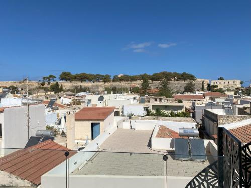 The Storybook Maisonette Walk Old Town & Beach in Minutes
