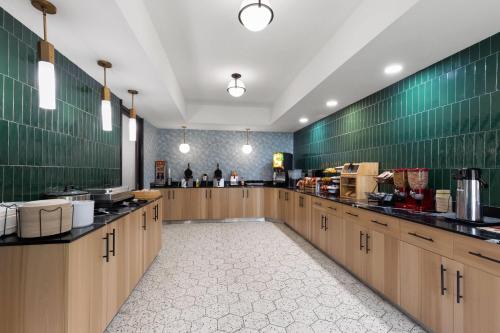 cocina grande con armarios de madera y azulejos verdes en La Quinta by Wyndham Lexington South / Hamburg, en Lexington