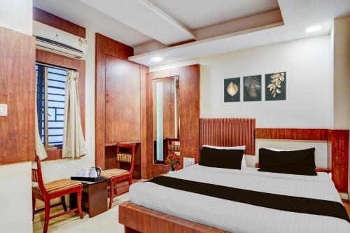 Un dormitorio con una cama, un escritorio y una silla. en Townhouse Madan Mahal Railway Junction Formerly Annpurna Inn, en Jabalpur