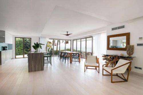 Гостиная зона в Hodges Bay Resort & Spa, an HQ Luxury Resort & Residences