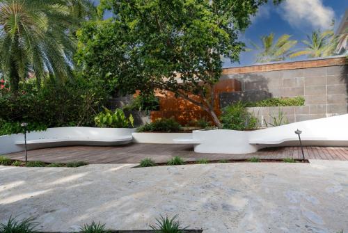Сад в Hodges Bay Resort & Spa, an HQ Luxury Resort & Residences