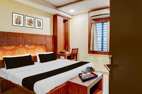Un dormitorio con una cama grande y una ventana. en Townhouse Madan Mahal Railway Junction Formerly Annpurna Inn, en Jabalpur