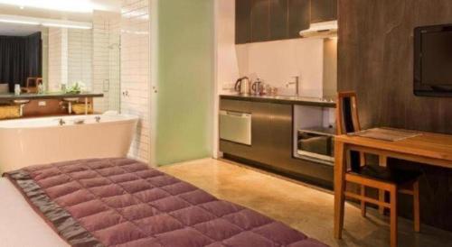 Η κουζίνα ή μικρή κουζίνα στο The Arrow Hotel
